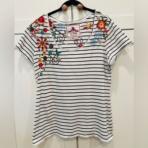 JOHNNY WAS JW LOS ANGELES STRIPED & EMBROIDERED SHORT SLEEVE TEE, SIZE XL.